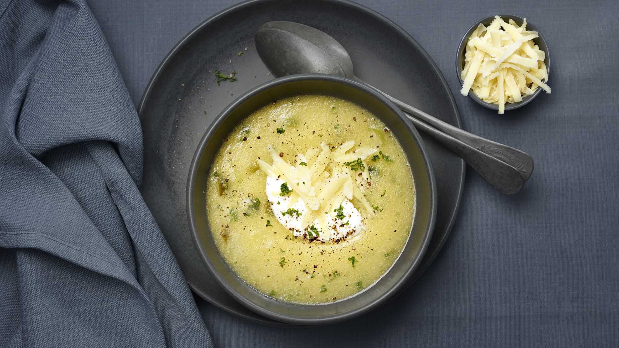 Lauch-Polentasuppe mit Schweizer Emmentaler AOP