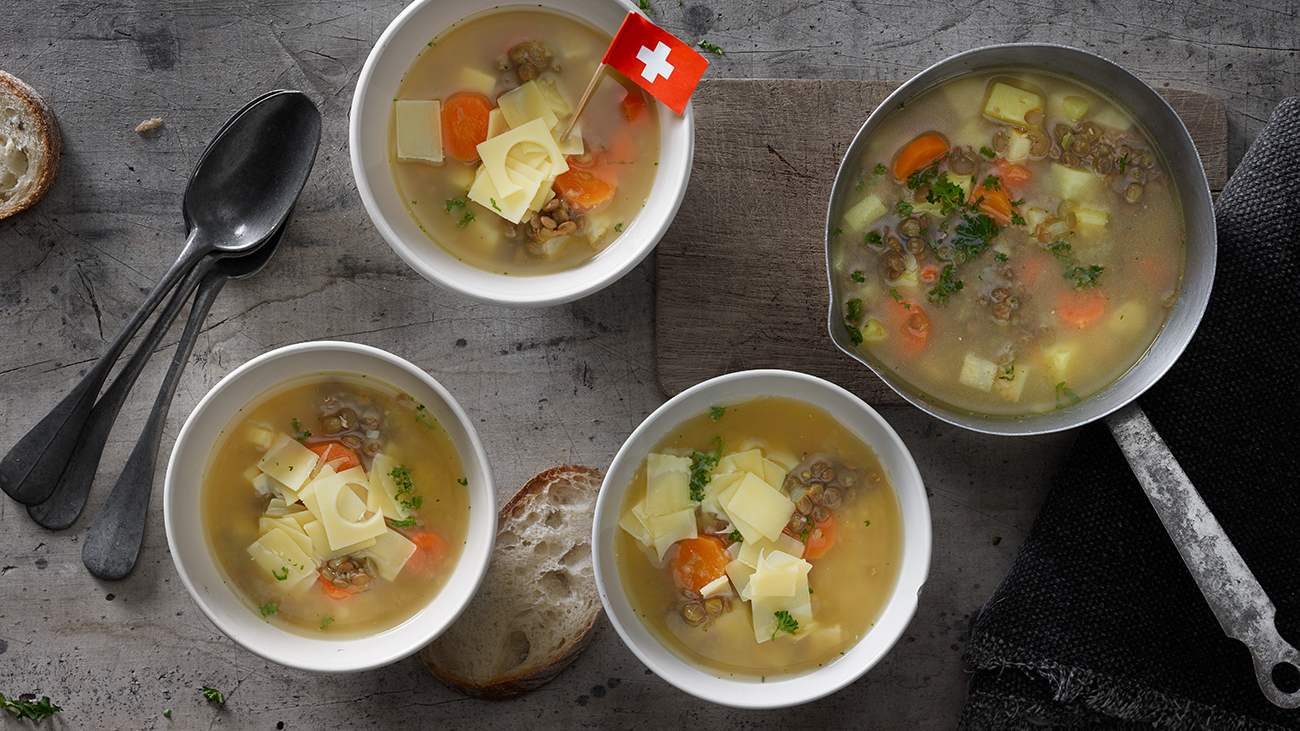 Linsen-Gemüsesuppe mit Schweizer Emmentaler AOP