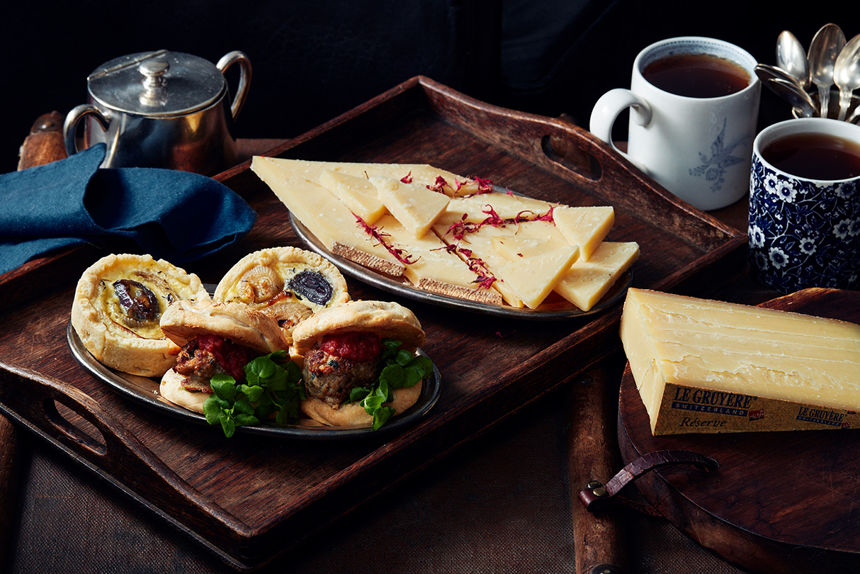 Käseküchlein mit Röstzwiebeln und Le Gruyère AOP