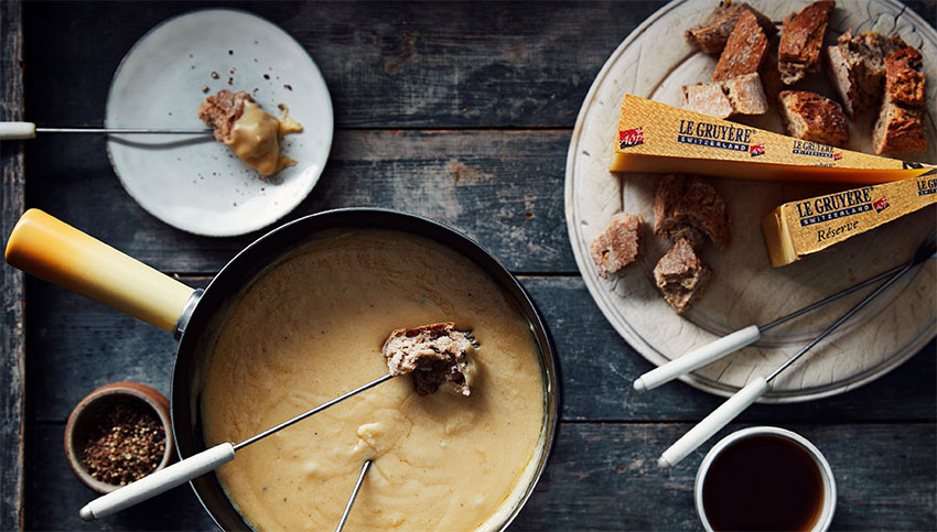 Schweizer Käsefondue "Moitié-Moitié" mit Le Gruyère AOP Réserve