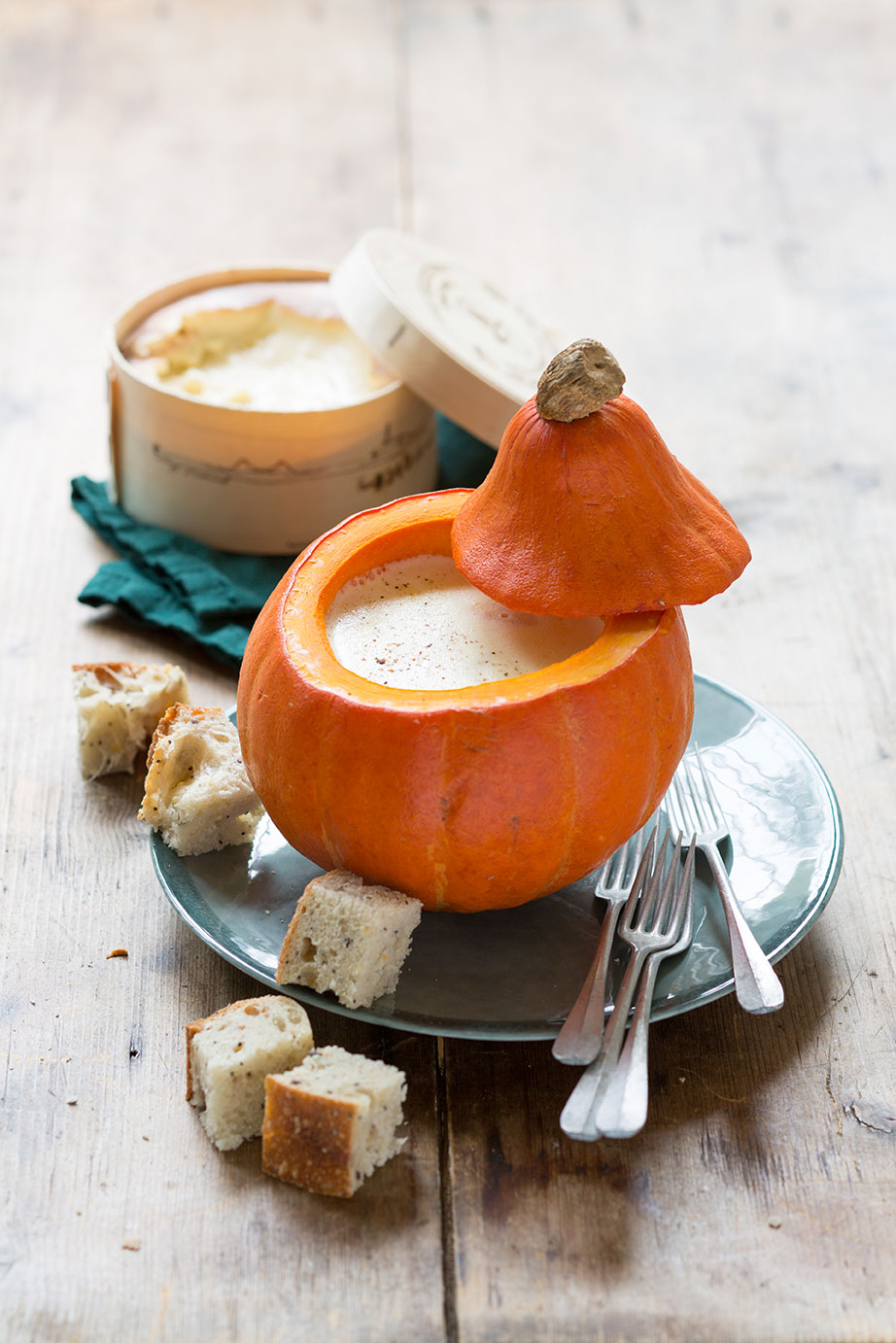 Fondue mit Vacherin Mont-d'Or AOP im Kürbis