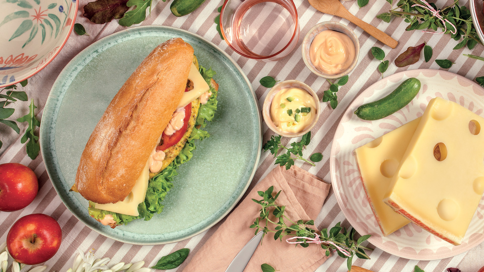 Brötchen mit Kräuter-Frittata und Schweizer Emmentaler AOP