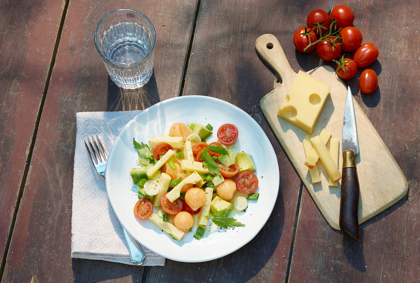 Bunter Salat mit Melone und Schweizer Emmentaler AOP