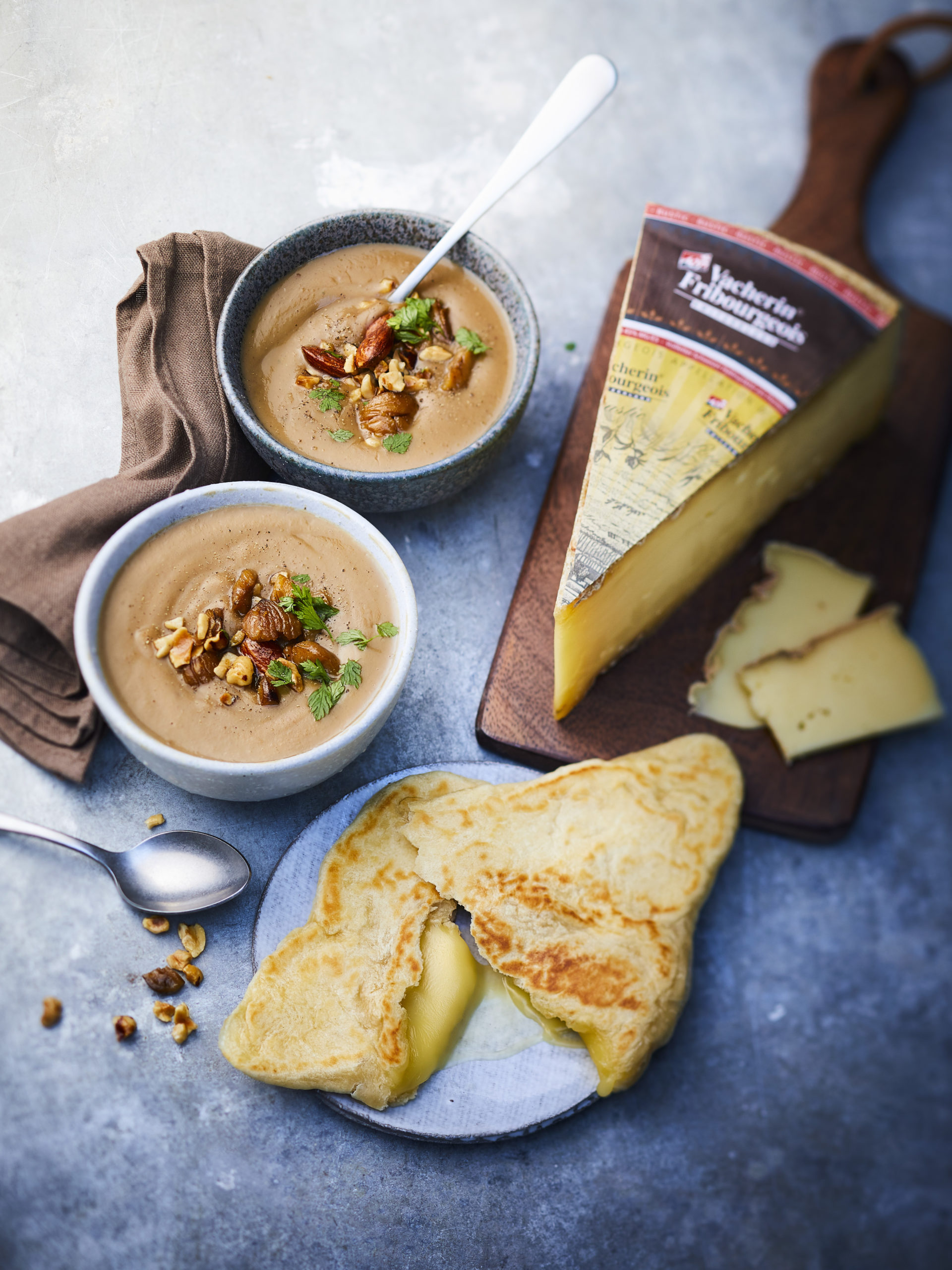 Kastanien-Süppchen mit Vacherin Fribourgeois AOP Naanbrot