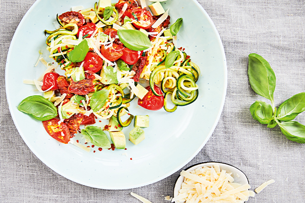 Zucchini-Spaghetti mit Bündner Bergkäse und Avocado