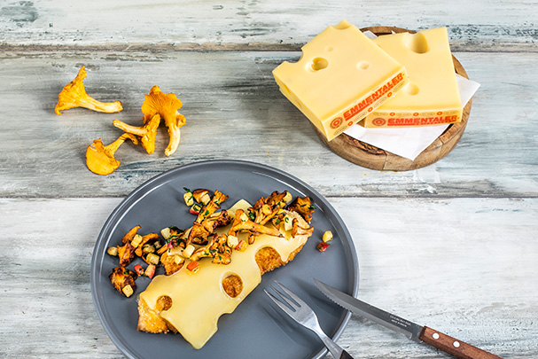 Schweizer Käseschnitzel mit Emmentaler AOP und Pfifferlingen