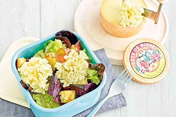 Brotsalat mit Bündnerfleisch und Tête de Moine AOP