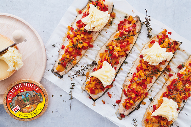 Forellenfilets mit Tête de Moine AOP und Paprika