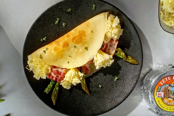 Crêpes mit grünem Spargel und Tête de Moine AOP