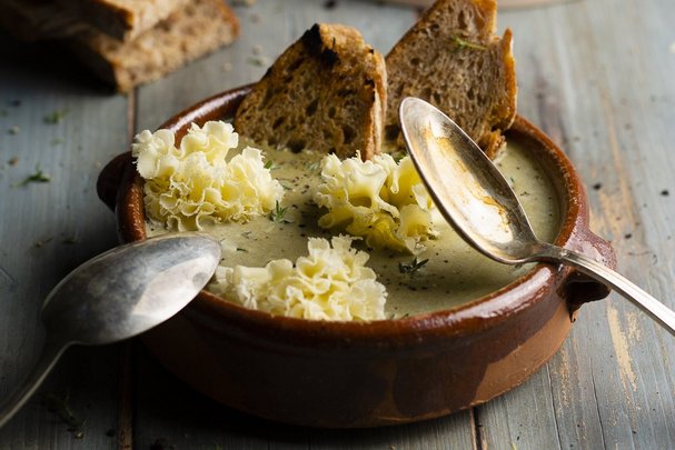 Gemüsecremesuppe mit Tête de Moine AOP