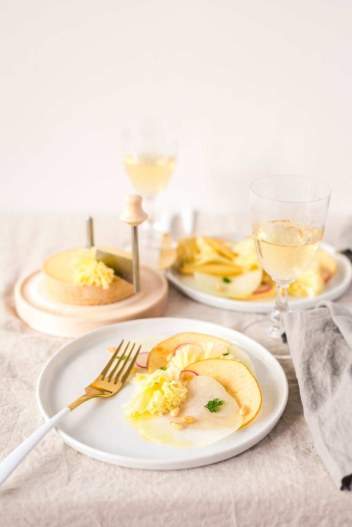 Kohlrabi-Apfel-Carpaccio mit Tête de Moine AOP