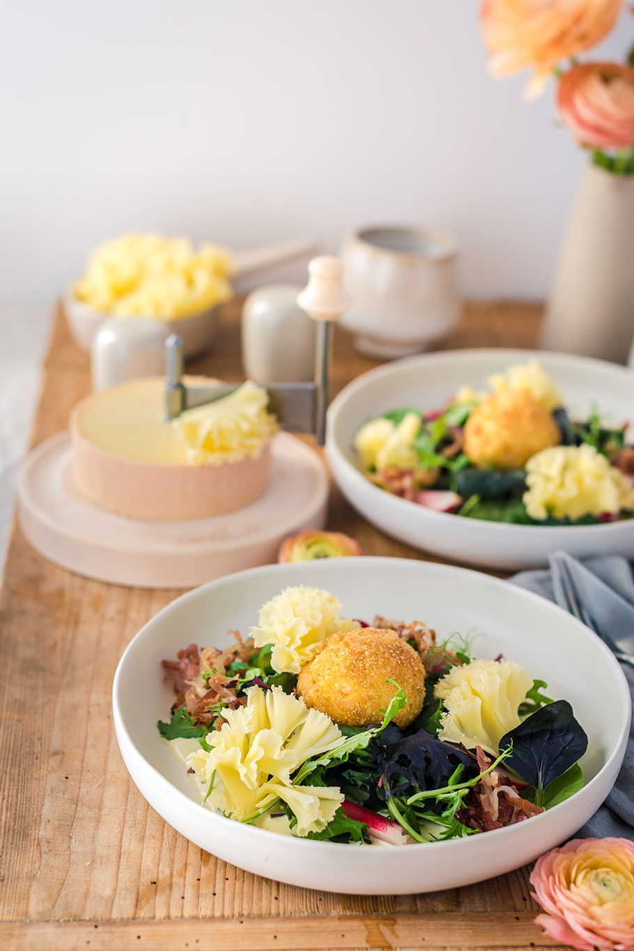 Gebackenes Ei im Salatbett mit Tête de Moine AOP