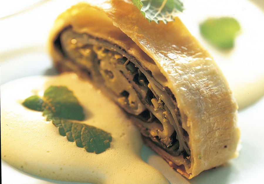 Gruyère-Strudel an Meerrettich-Sabayon