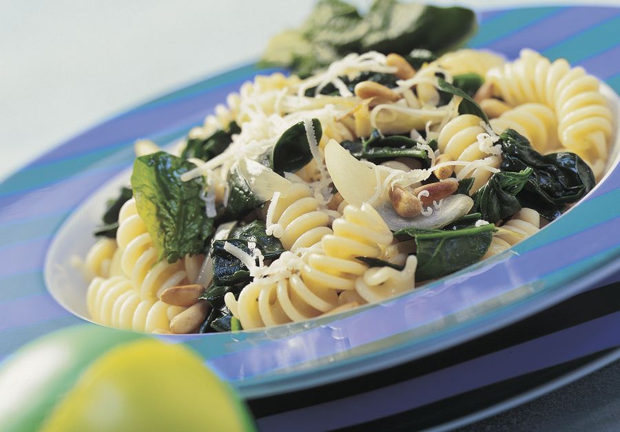 Fusilli mit Spinat, Pinienkernen und Le Gruyère AOP