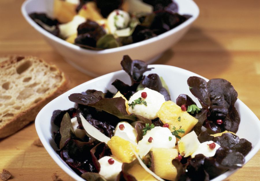 Käse-Melonen-Salat mit Rosa-Pfeffer-Sauce