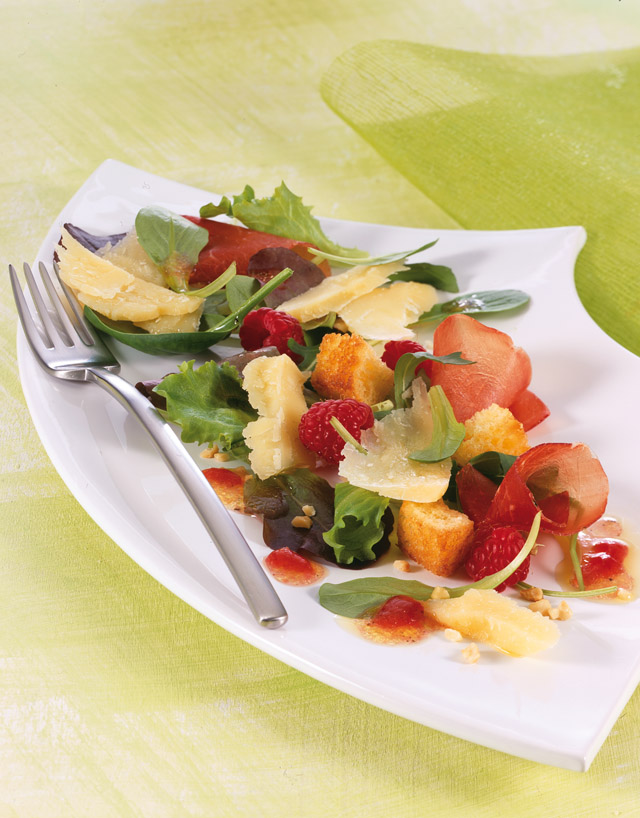 Sbrinz-Bresaola-Salat mit Himbeeren