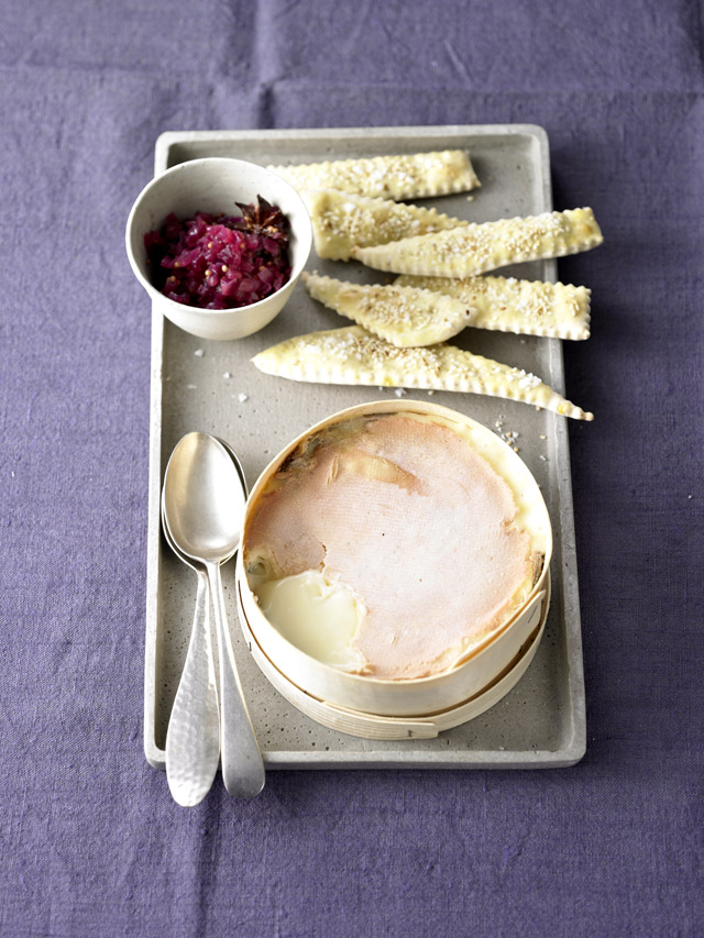 Vacherin Mont-d’Or AOP mit Zwiebelrelish und Sesam-Crackern