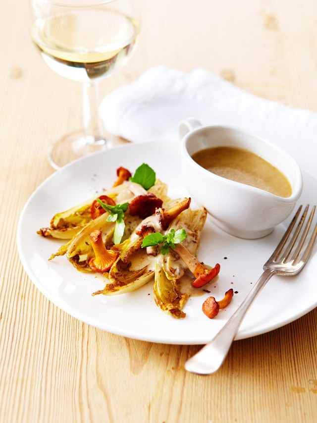 Lauwarmer Chicoréesalat mit Pfifferlingen und Vacherin Fribourgeois AOP ...