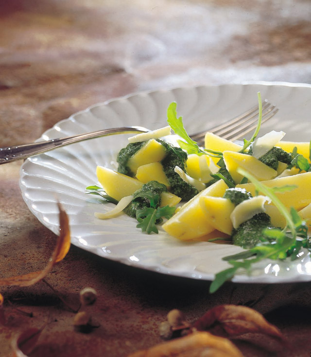 Lauwarme Pellkartoffeln mit grüner Kräutersauce und Le Gruyère AOP