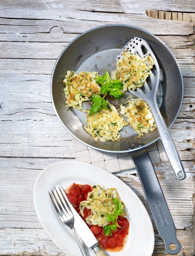 Kohlküchlein mit Tomatensauce und Gruyère AOP