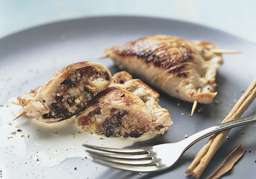 Kalbsschnitzel mit Gruyère-Dörrpflaumen-Füllung an Zimtsauce