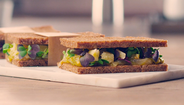 Mini Sandwiches mit Sbrinz AOP und Tomaten-Chutney