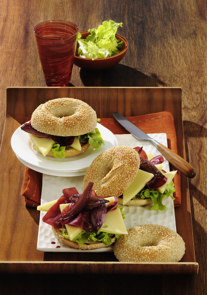 Bagel mit Appenzeller® Käse und Rotweinschalotten | Schweizer Käse