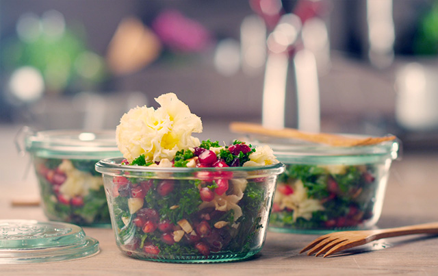 Grünkohl-Salat mit Granatapfel und Tête de Moine AOP