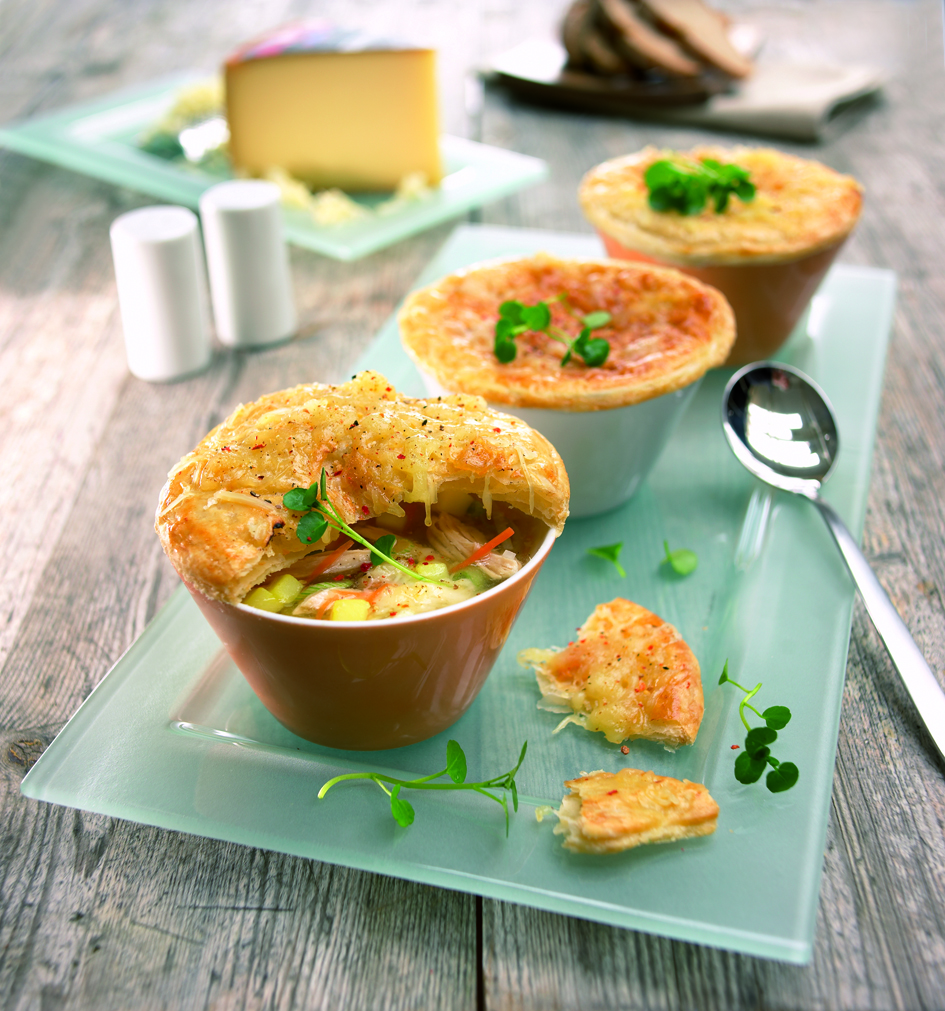 Suppe mit Blätterteighaube