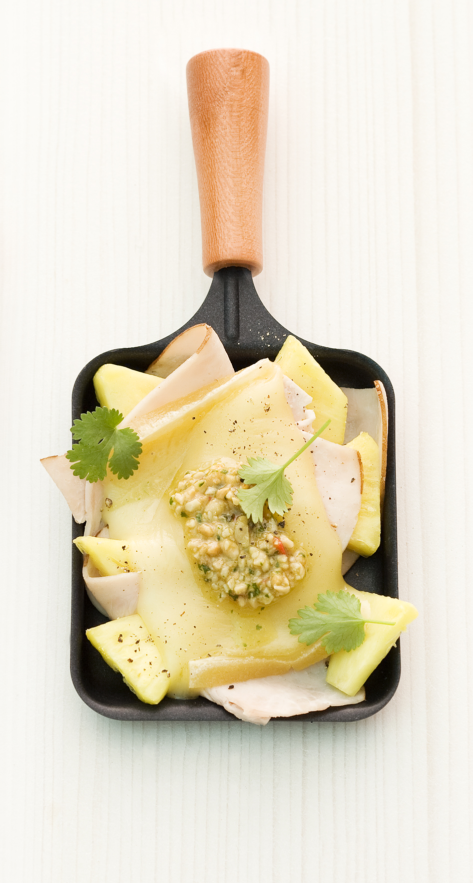 Raclette mit Truthahnschinken, Ananas und Erdnuss-Chili-Pesto