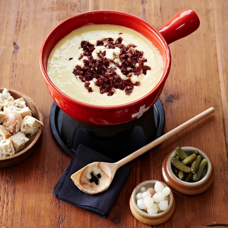 Schweizer Vier-Käsefondue mit knusprigem Bündnerfleisch- Crumble