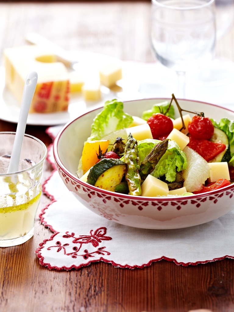 Salat mit gegrilltem Gemüse und Schweizer Emmentaler AOP