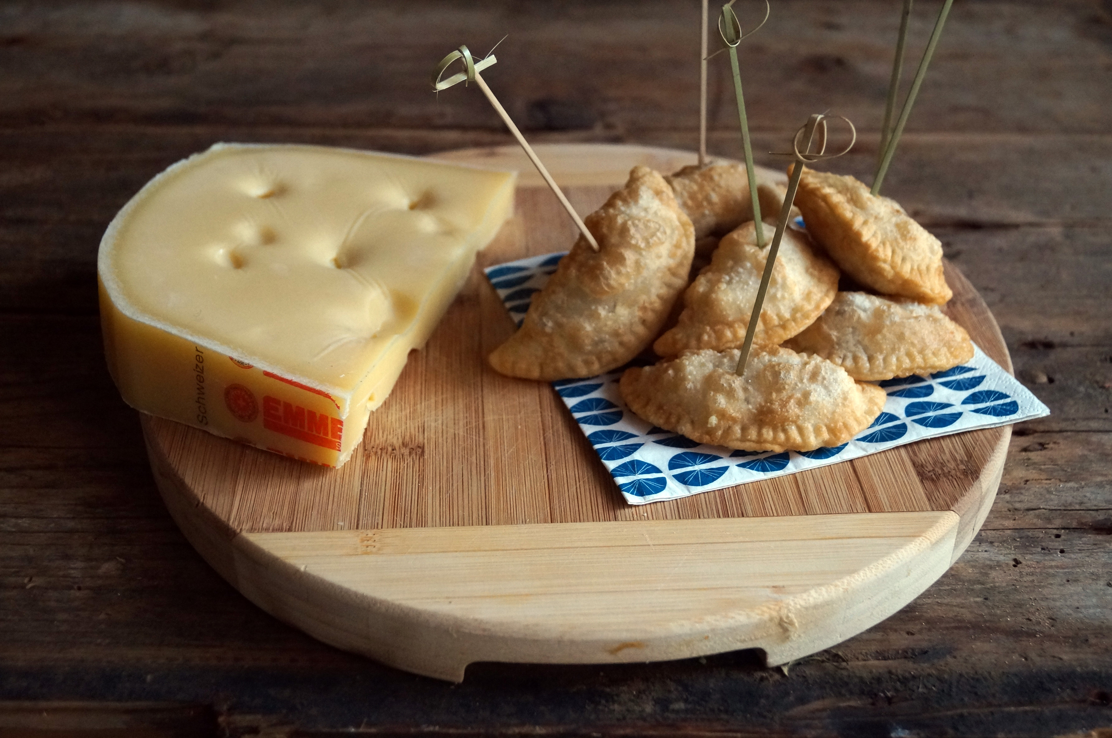 Herzhaft gefüllte Mini-Pasteten mit Schweizer Emmentaler AOP