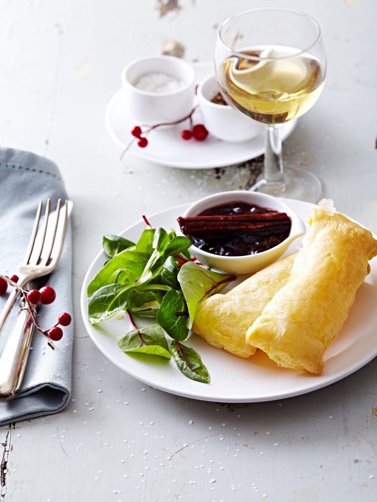 Blätterteig mit L'Etivaz AOP und Portwein-Beeren-Sauce