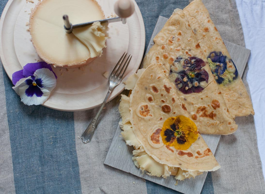 Blumige Crêpes mit Tête de Moine AOP