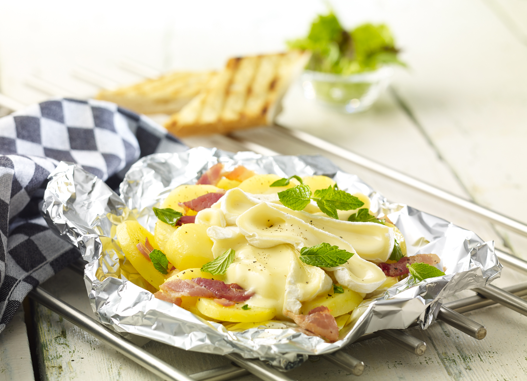 Pikanter Kartoffelauflauf vom Grill mit Tomme Vaudoise