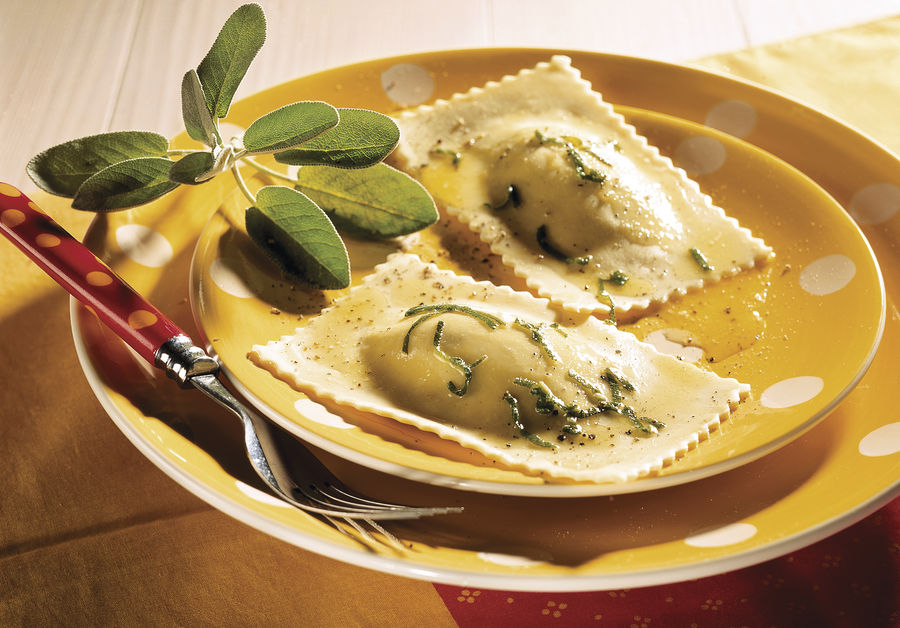 Riesenravioli mit Gruyère an Salbeibutter