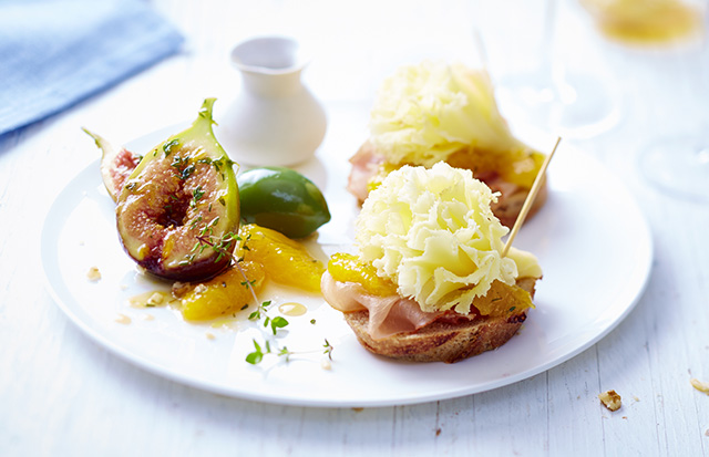 Canapés mit Kalb, Früchten und Tête de Moine AOP