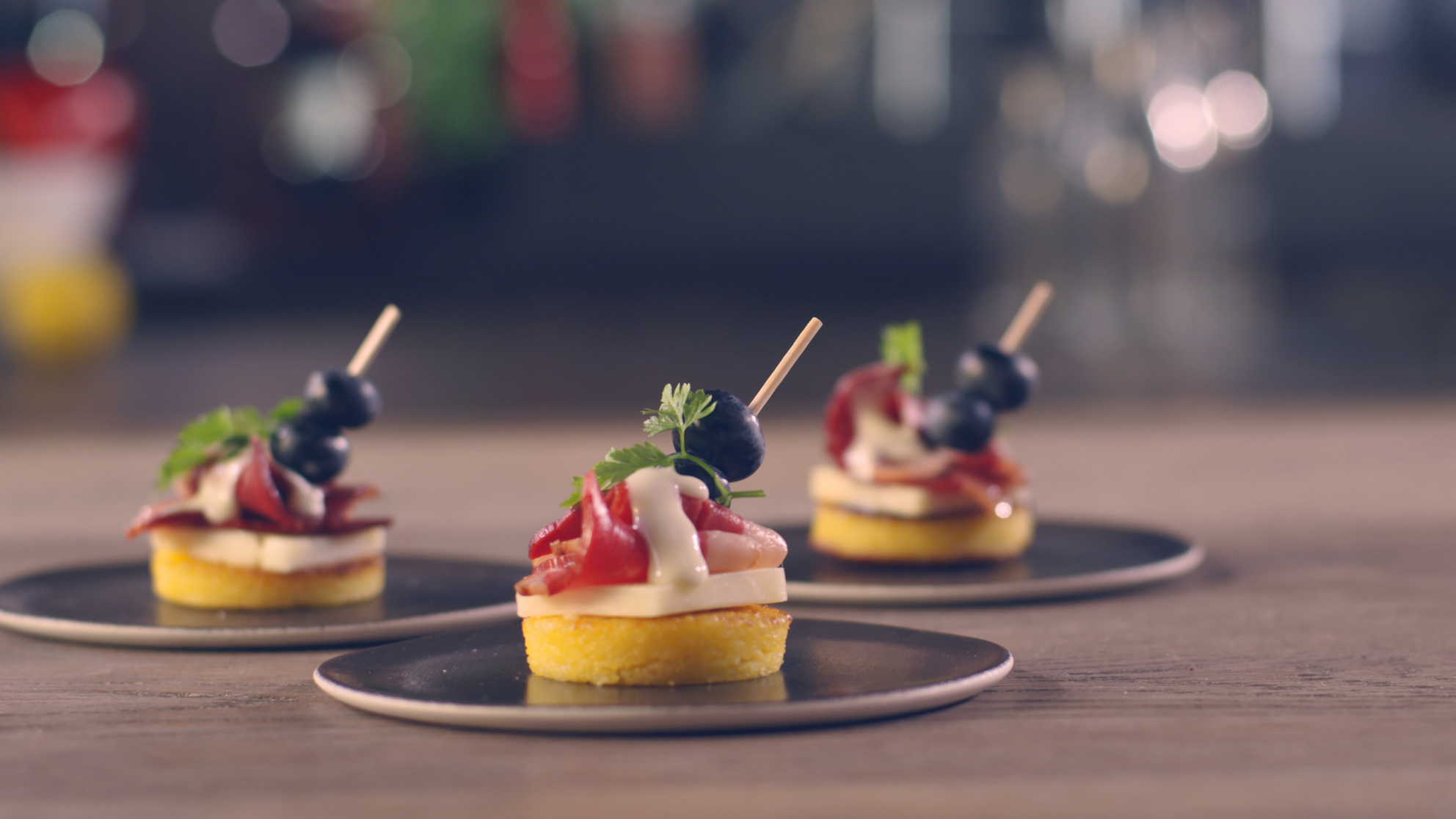 Knusprige Polenta mit Ente, Blaubeeren und Vacherin Fribourgeois AOP