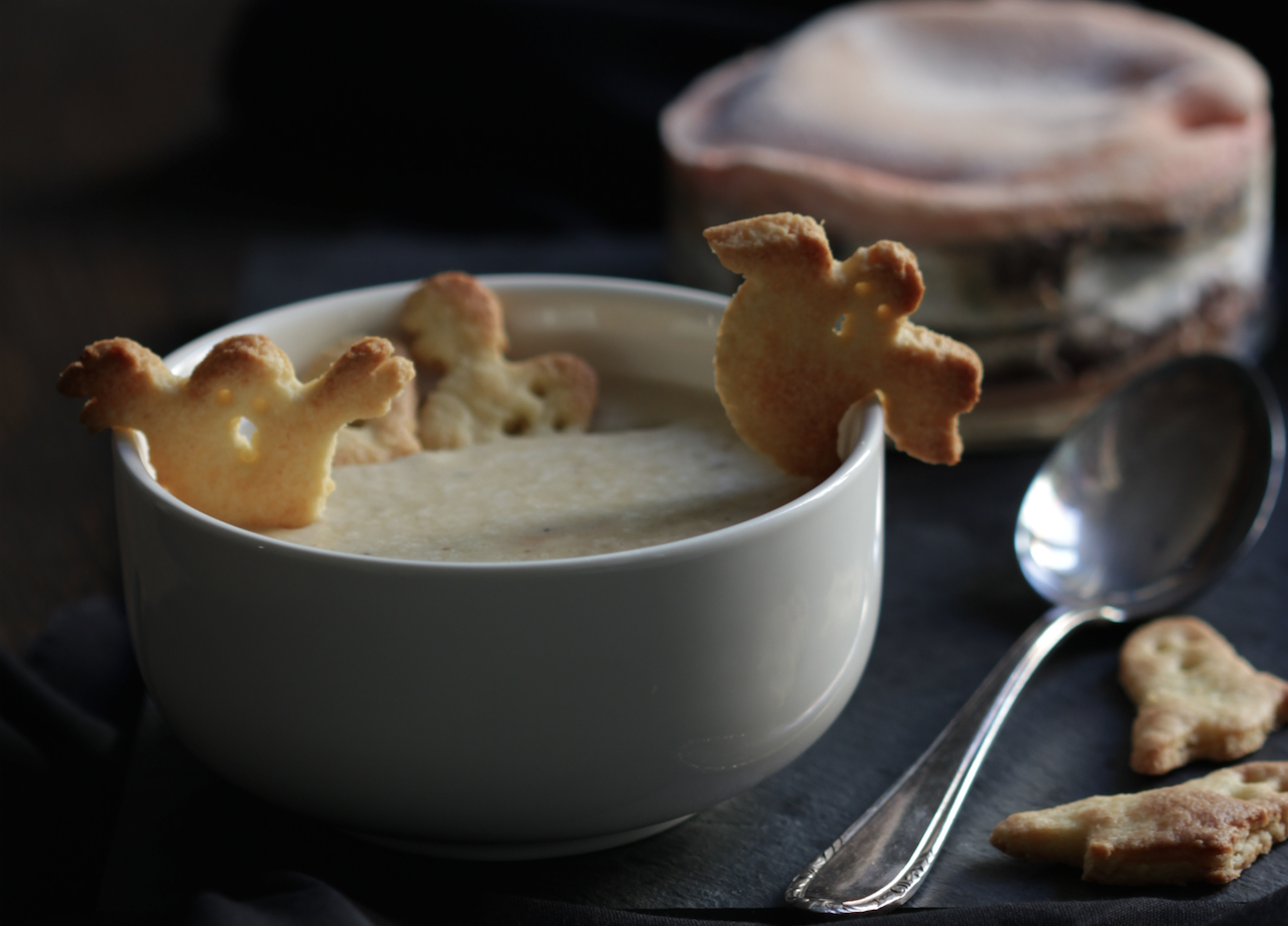 Käsesuppe mit Gespensterkeksen