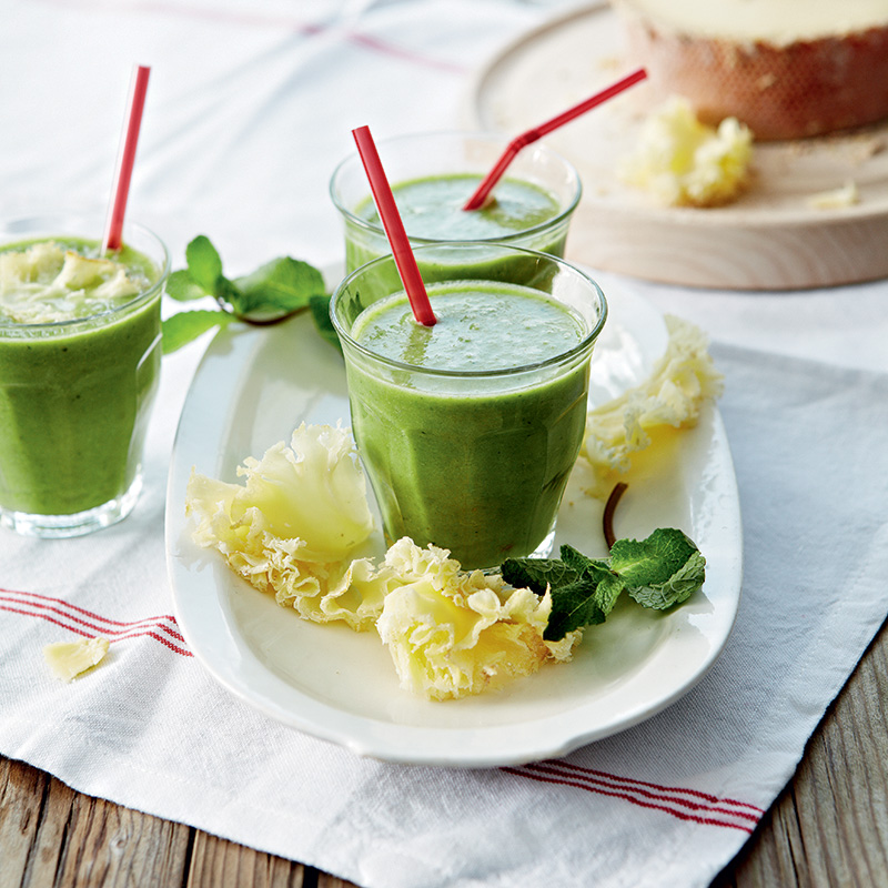 Kalte Erbsensuppe mit Tête de Moine AOP