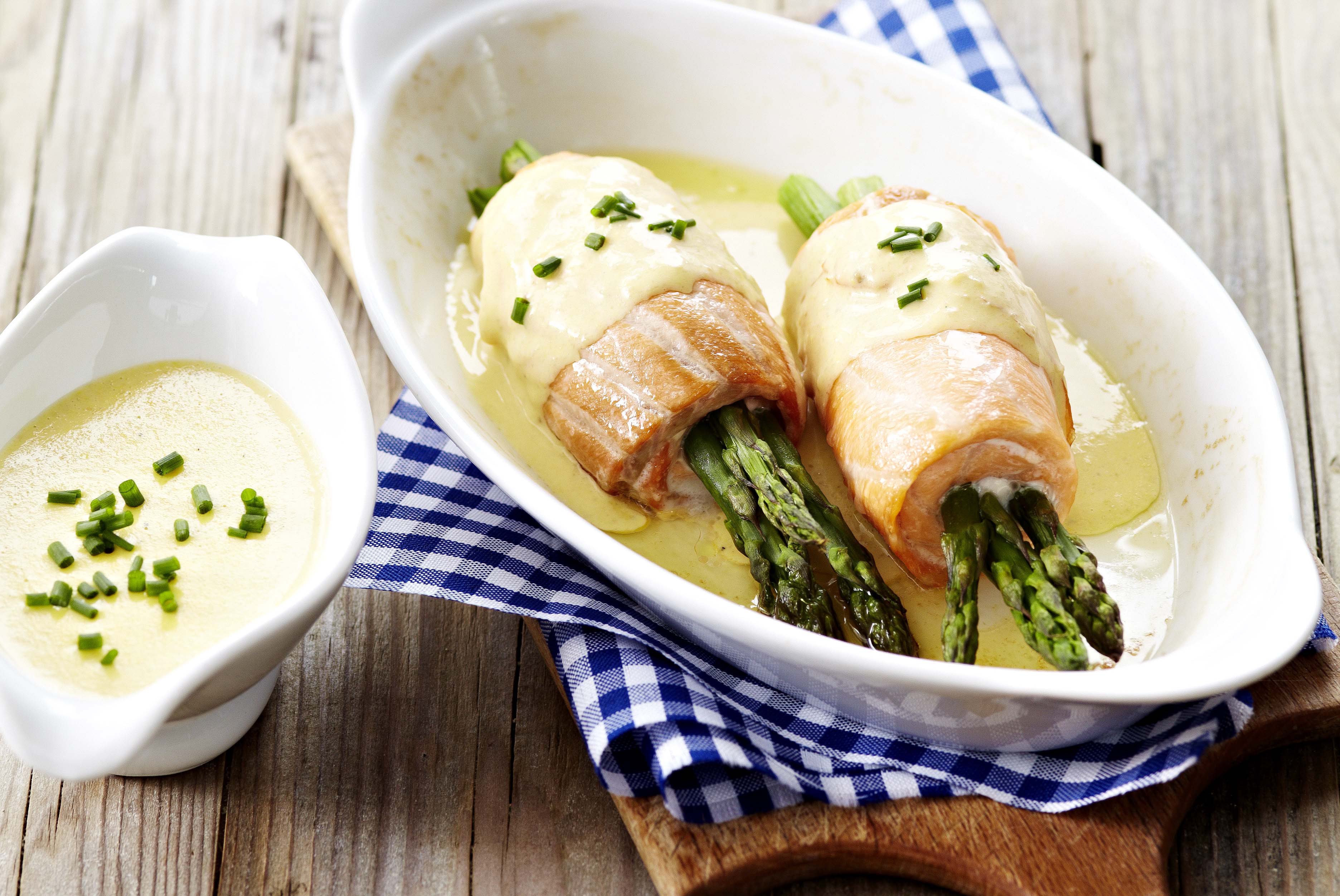 Lachsröllchen mit grünem Spargel und Le Gruyère AOP Sauce