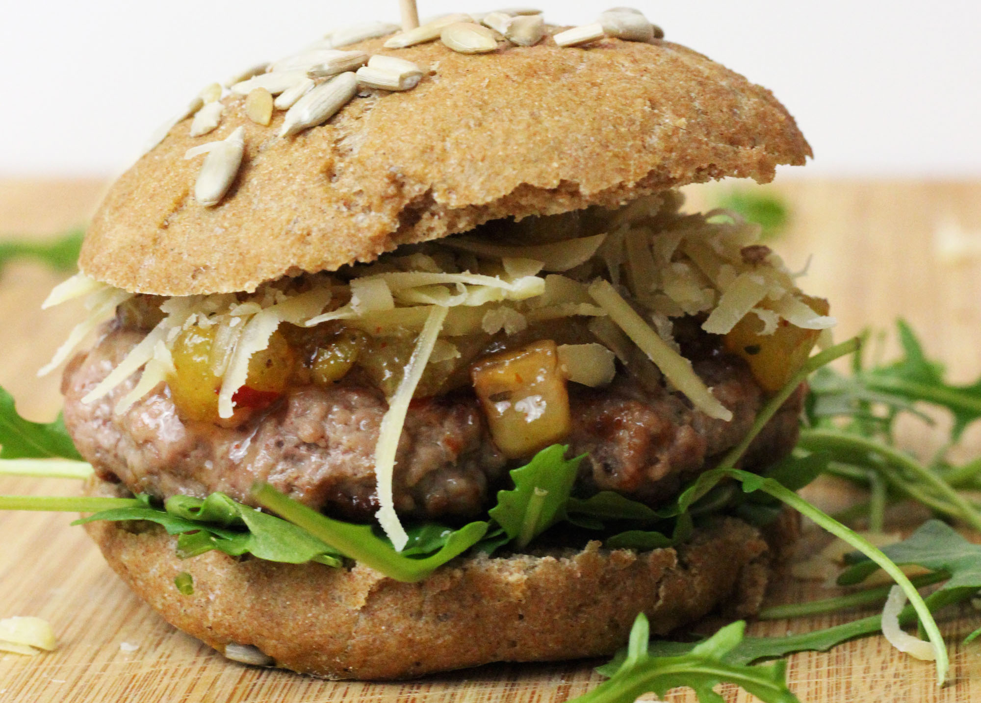 Burger mit Sbrinz AOP und Birnen-Chutney