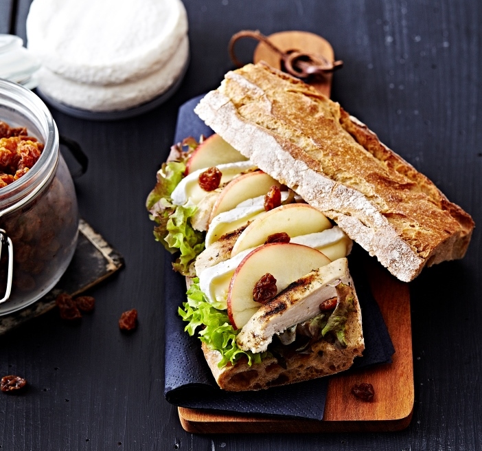 Hähnchen-Baguette mit Apfelschnitzen und Tomme Vaudoise