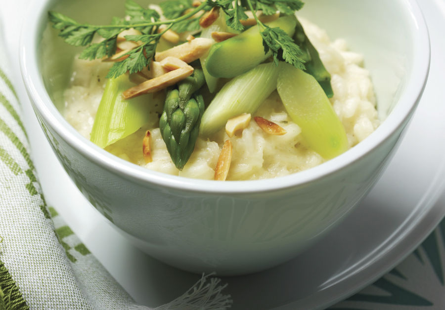 Spargelrisotto mit gerösteten Mandeln und Sbrinz AOP