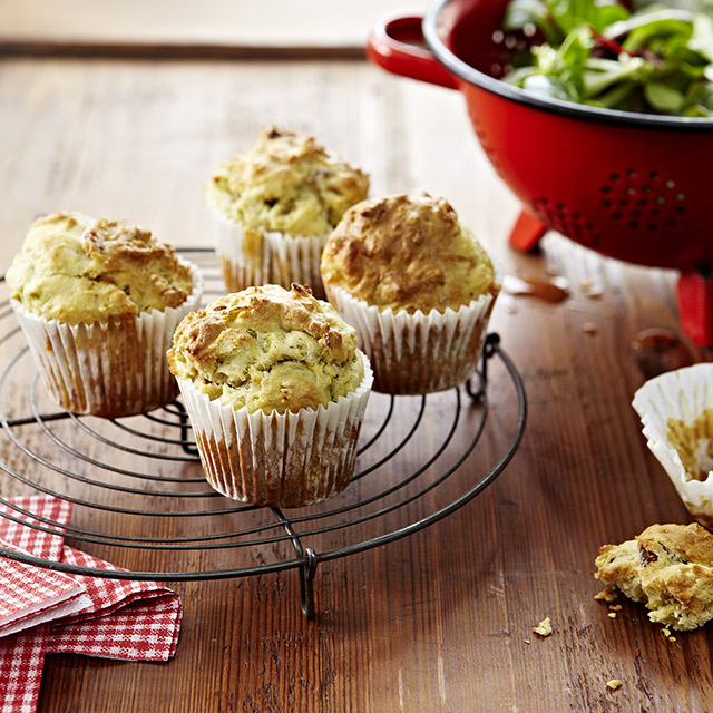 Herzhafte Tomme Vaudoise Muffins mit Speck und Schweizer Emmentaler AOP