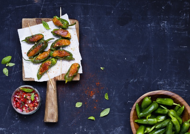 Mini-Bratpaprika mit Tomme Vaudoise und scharfer Tomatensalsa