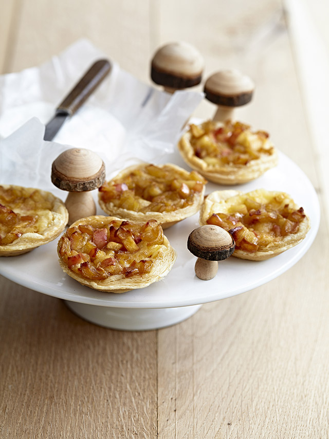 Tartelettes mit karamellisierten Äpfeln und Tomme Vaudoise