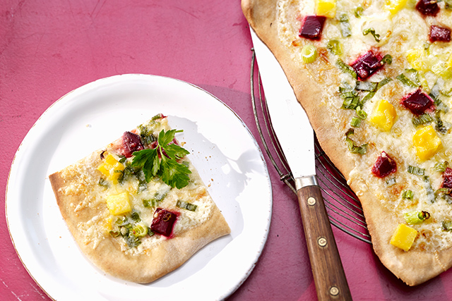 Flammkuchen mit Roter Bete und Le Gruyère AOP