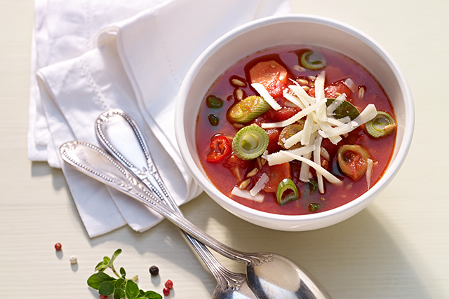 Dinkelsuppe mit Frühlingszwiebeln und Le Gruyère AOP